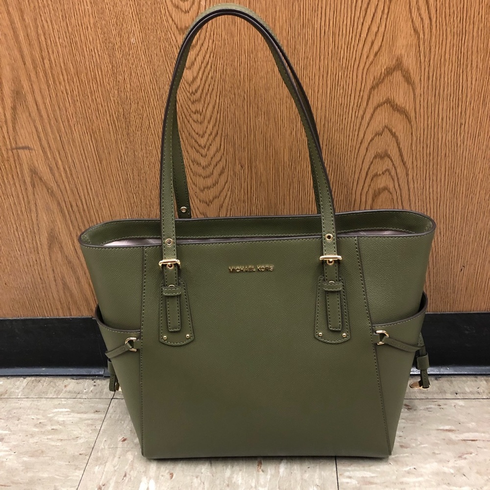COPY - Michael kors voyager tote only